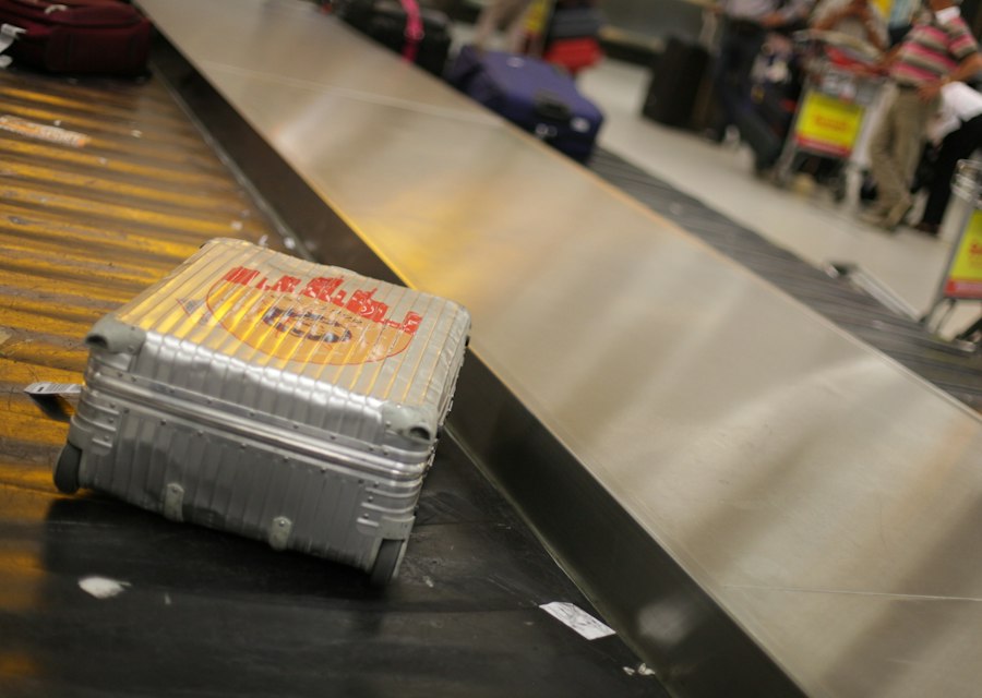Valija despachada en la cinta del aeropuerto