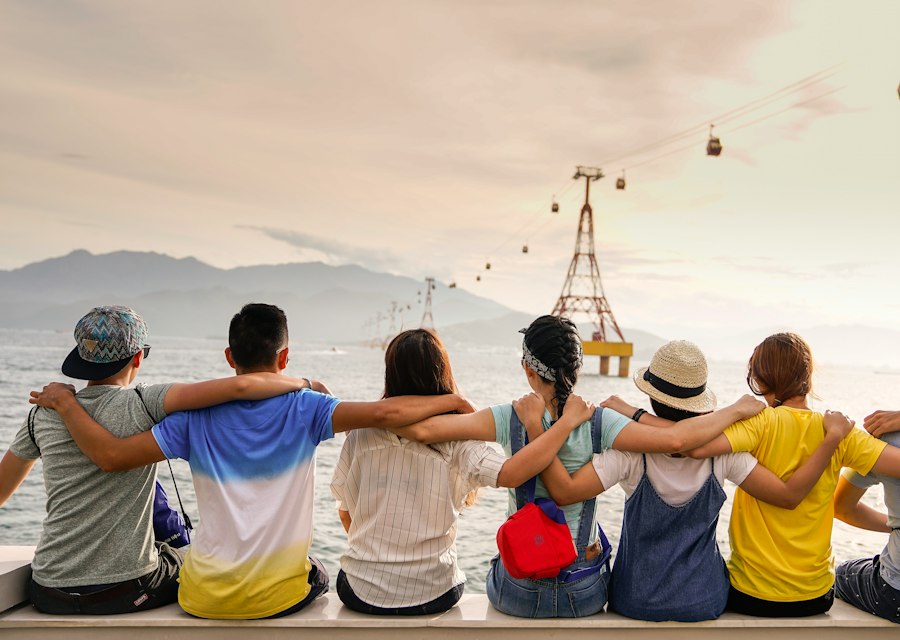 Grupo de jóvenes de viaje